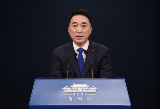 박수현 청와대 국민소통수석이 14일 오후 춘추관 브리핑룸에서 코로나19 방역조치와 관련해 브리핑하고 있다.   연합뉴스